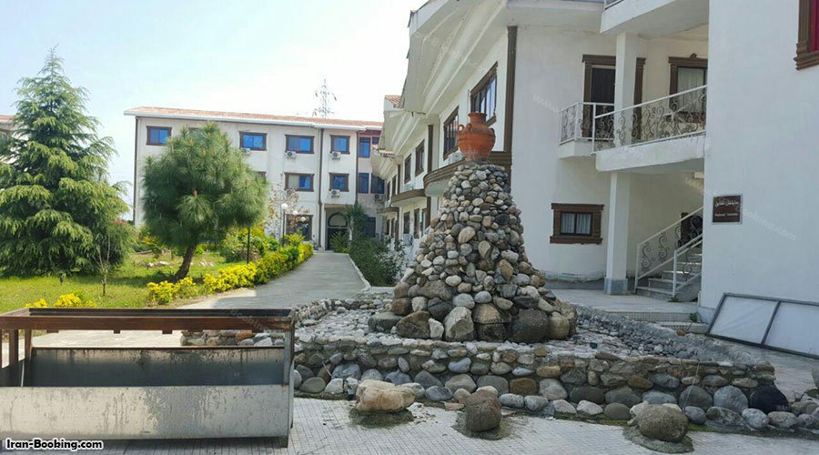 حیاط هتل ملکشاه رامسر