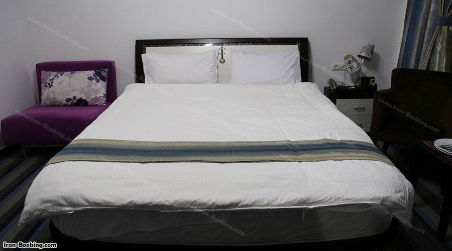 تخت اتاق هتل مارینا 1 قشم