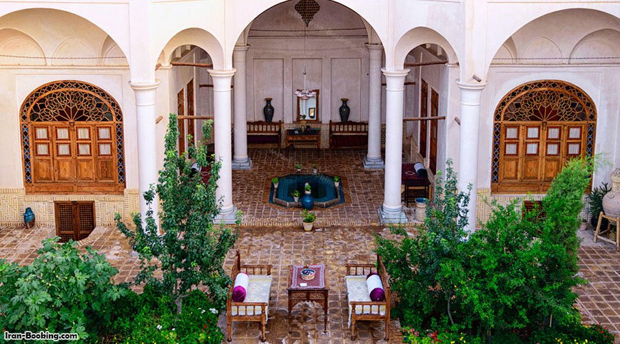 حیاط هتل خانه مرشدی کاشان