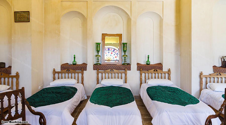 تخت اتاق هتل خانه مرشدی کاشان