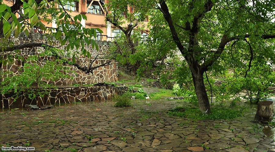 محوطه هتل کوهستان بیرجند