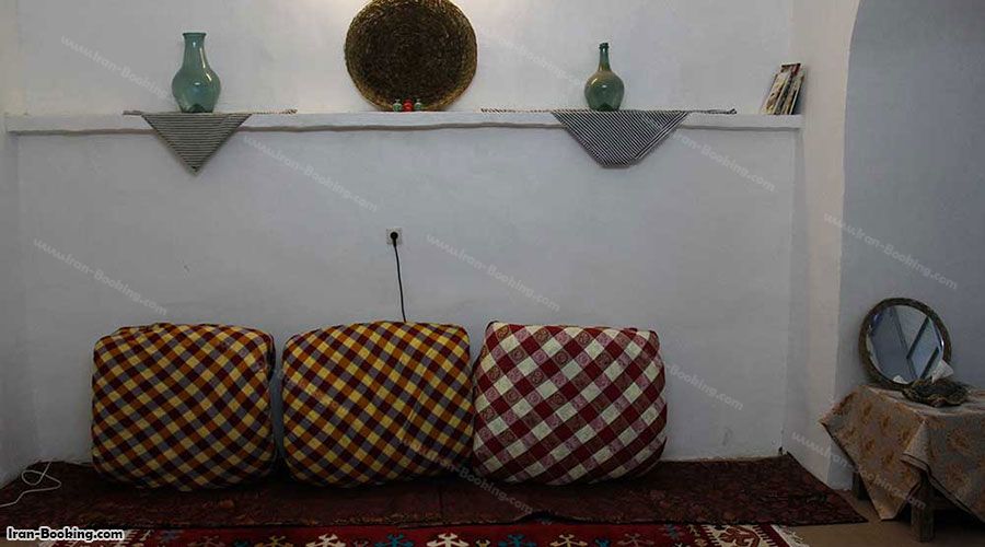 اتاق اقامتگاه بومگردی نار تی‌ تی تفت