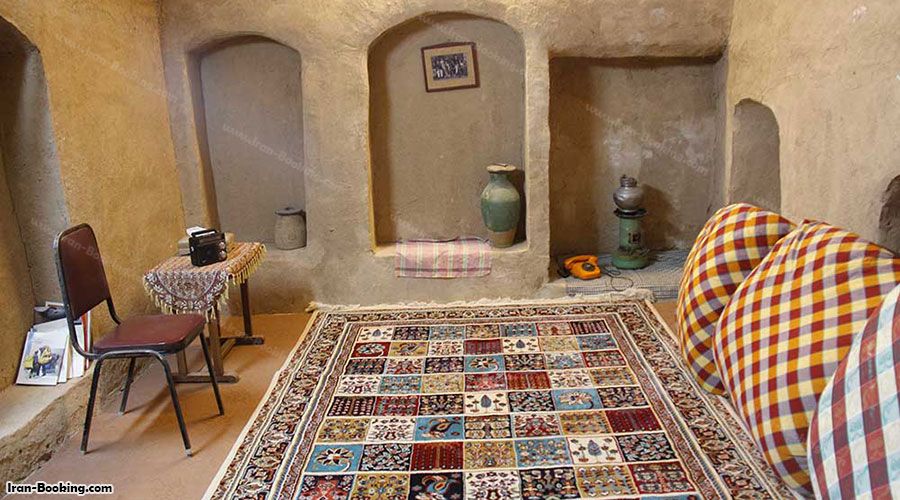 اتاق اقامتگاه سنتی نار تی‌ تی تفت