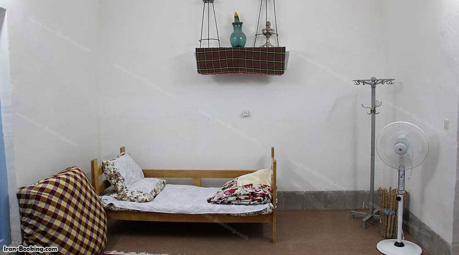 اتاق اقامتگاه بومگردی نار تی‌ تی تفت