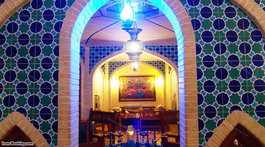 ورودی رستوران سنتی هتل پارمیس