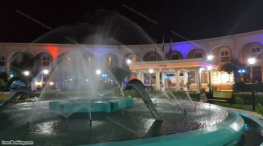 عکس محوطه هتل کاروانسرای آبادان در شب