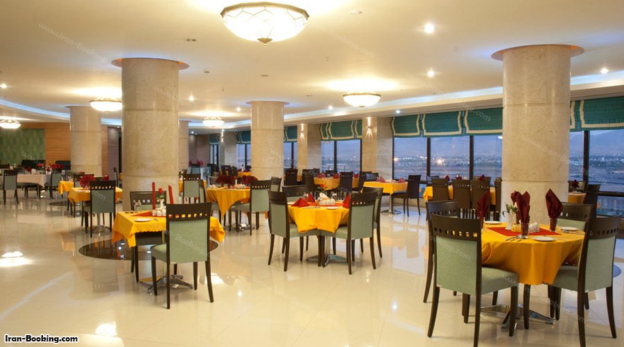 فضای رستوران هتل پارسیان کرمانشاه