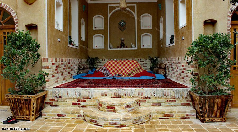 حیاط اقامتگاه بوم گردی پایو خور