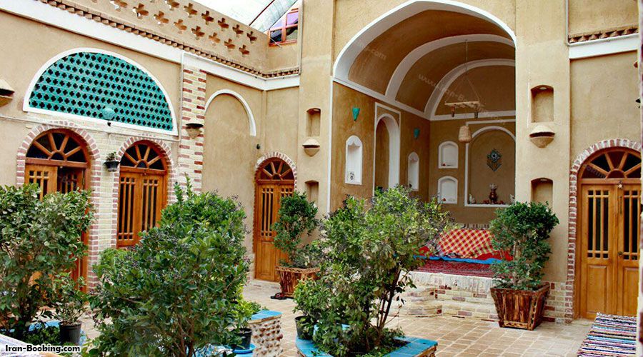 محوطه اقامتگاه بوم گردی پایو