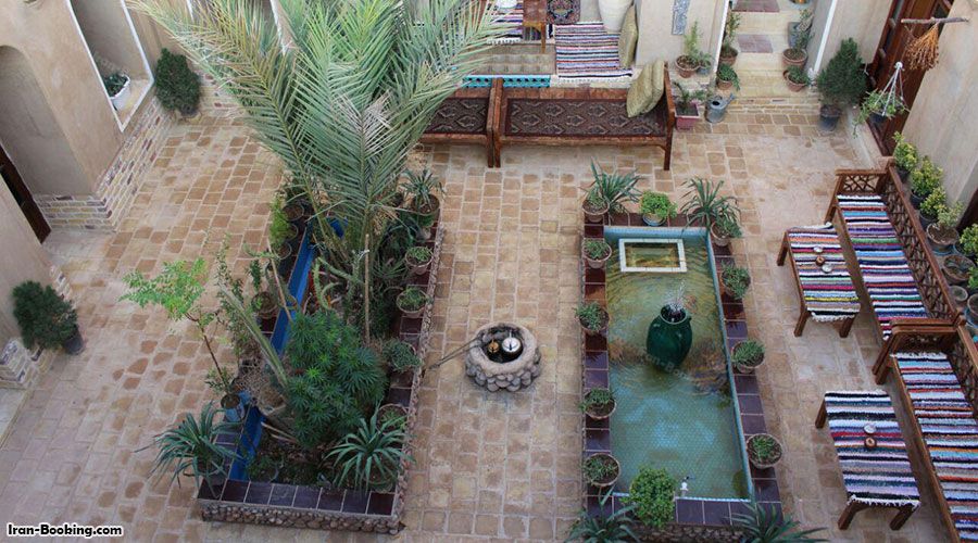 عکس حیاط اقامتگاه بوم گردی پایو خور و بیابانک