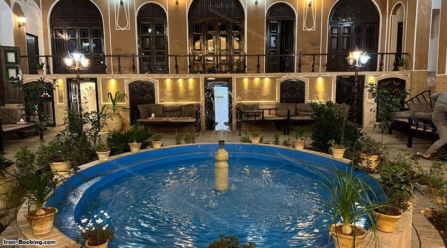 حیاط هتل سنتی رز یزد