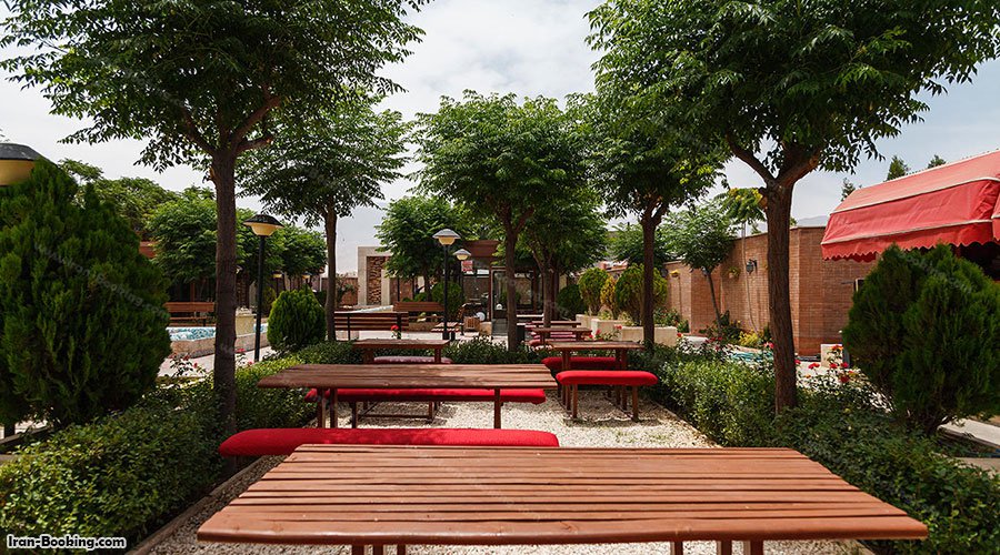 محوطه هتل خانه رز کاشان