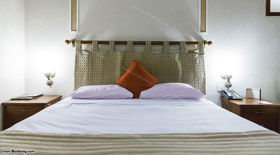تخت اتاق هتل صفائیه یزد