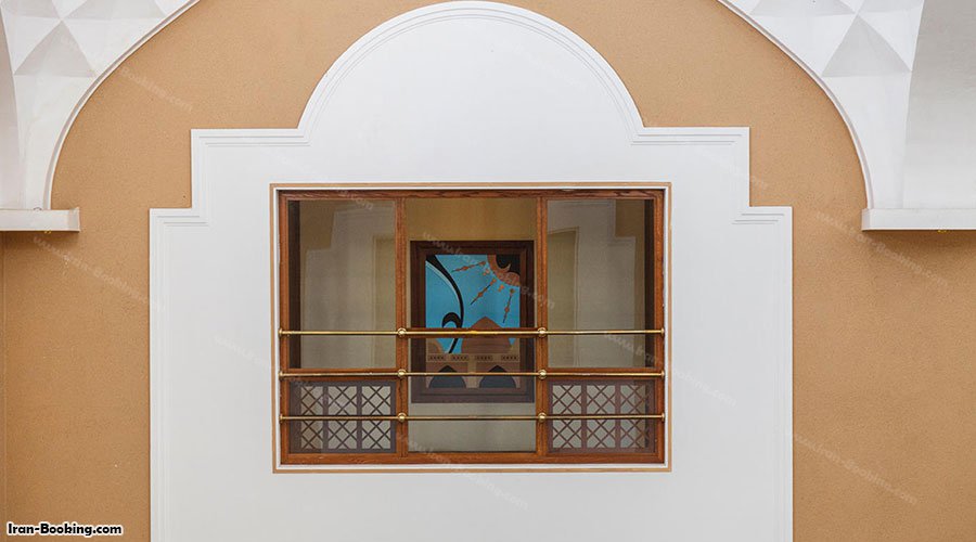 پنجره اتاق هتل صفائیه یزد از بیرون