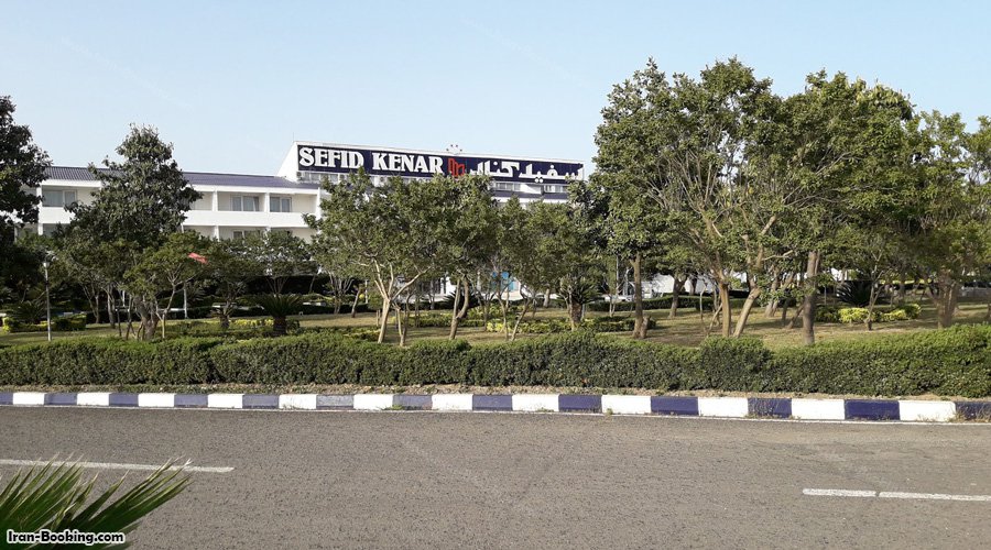 محوطه هتل سفید کنار انزلی