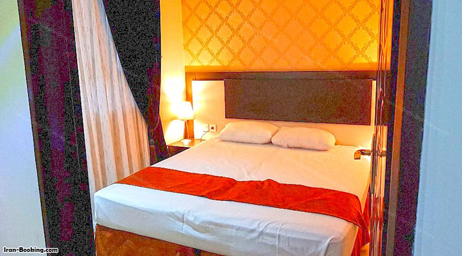تخت اتاق هتل سراج مشهد