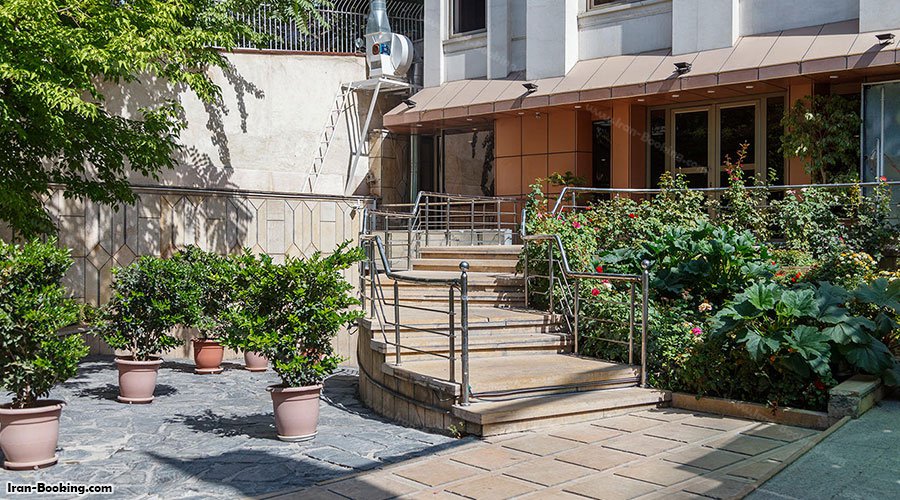 حیاط و محوطه هتل جاده ابریشم تهران