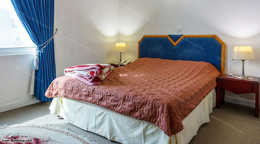 تخت اتاق هتل سان رایز کیش