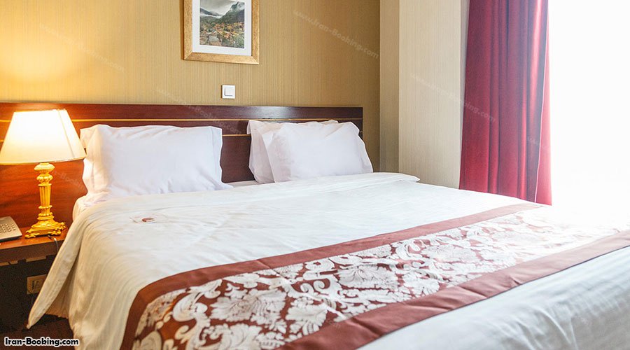 تخت اتاق هتل تاج محل تهران