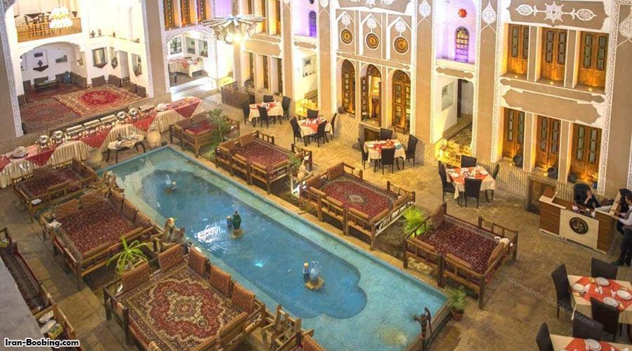 حیاط سنتی هتل والی یزد