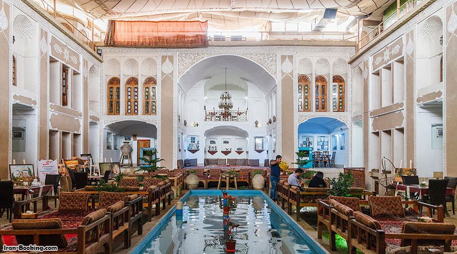 محوطه هتل والی یزد