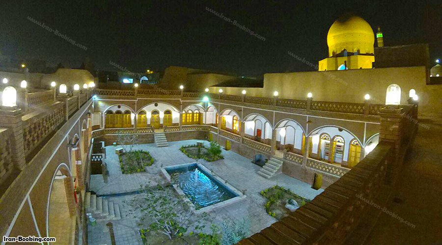 نمای هتل فانوس ویونا در شب