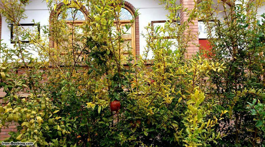 حیاط هتل فانوس ویونا کاشان