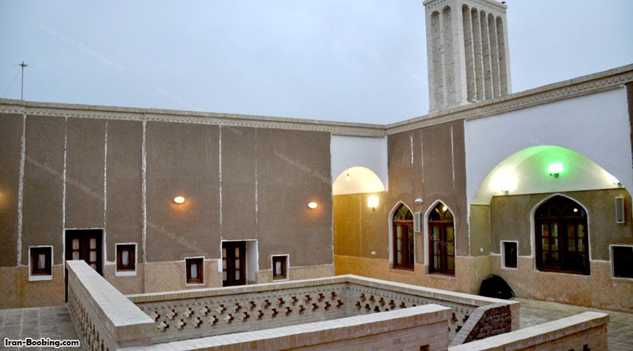 محوطه هتل کویری یه تا خور و بیابانک