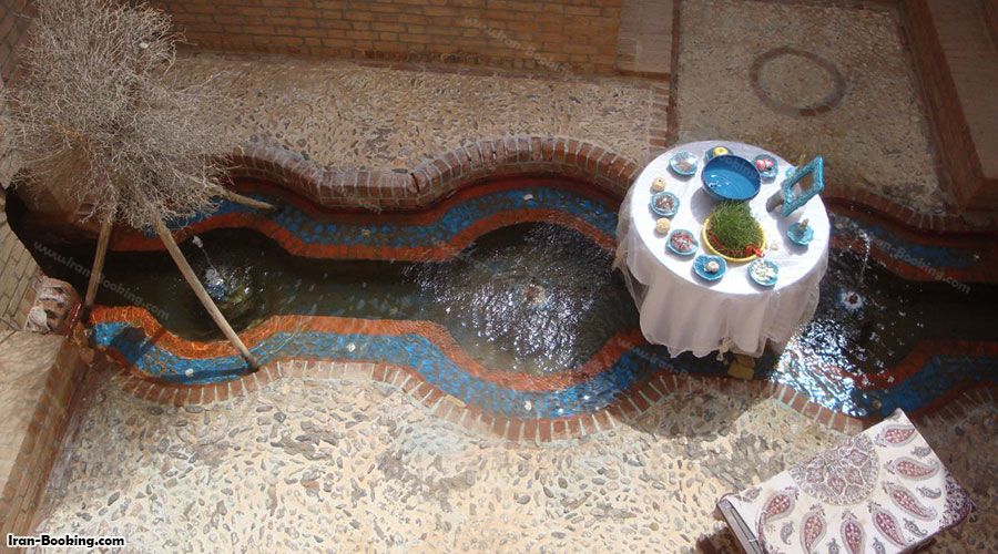 حیاط هتل کویری یه تا خور و بیابانک