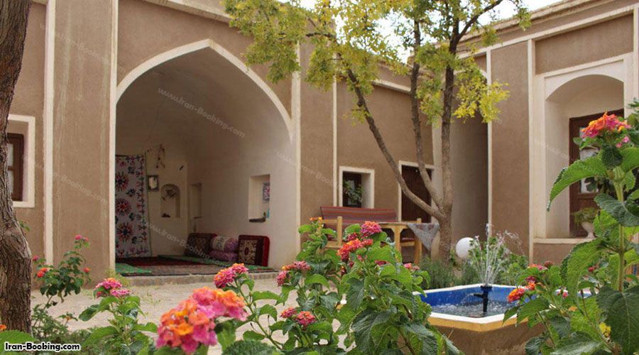 محوطه اقامتگاه بوم گردی زاغ بور بیرجند