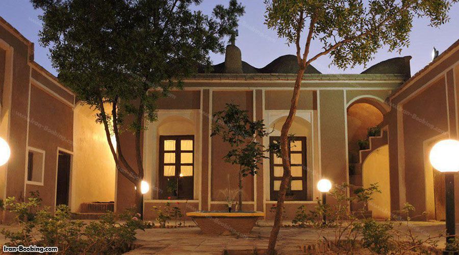 محوطه اقامتگاه بومگردی زاغ بور بیرجند در شب