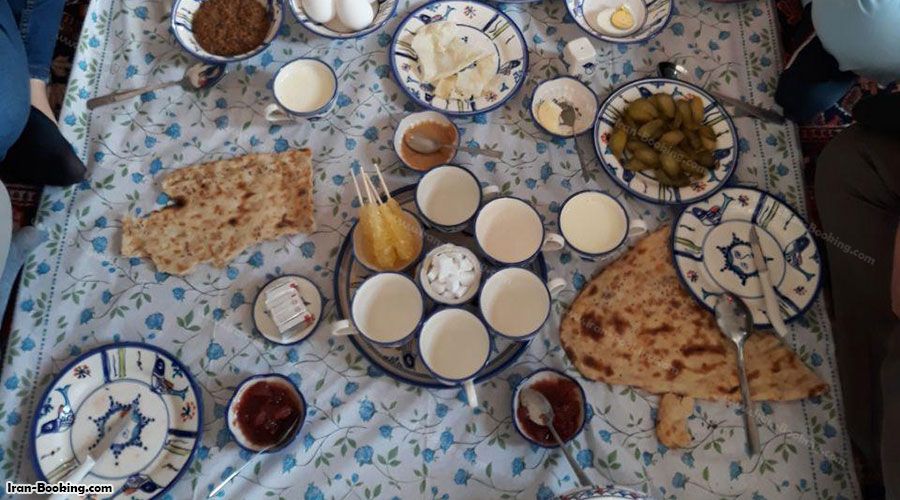 سفره غذا اقامتگاه بومگردی زاغ بور بیرجند