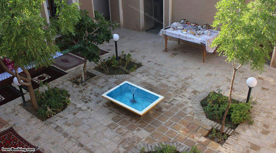 حیاط اقامتگاه بوم گردی زاغ بور بیرجند