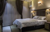 یک نفر در دوتخته